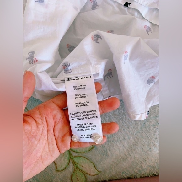 Button-front shirt is made‎ of 100% cotton with a single front pocket S - Picture 6 of 9